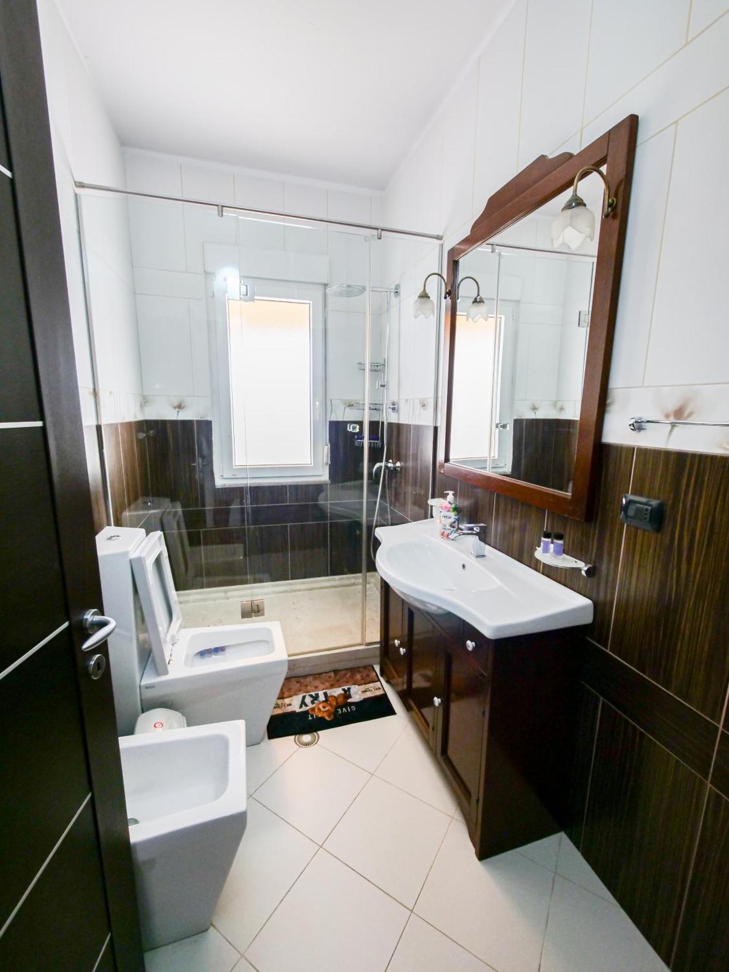 Lux Apartment Vlore Bagian luar foto